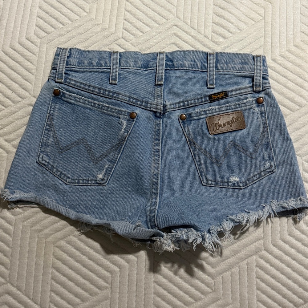 Wrangler retro medium wash frayed shorts - Picture 2 of 2
